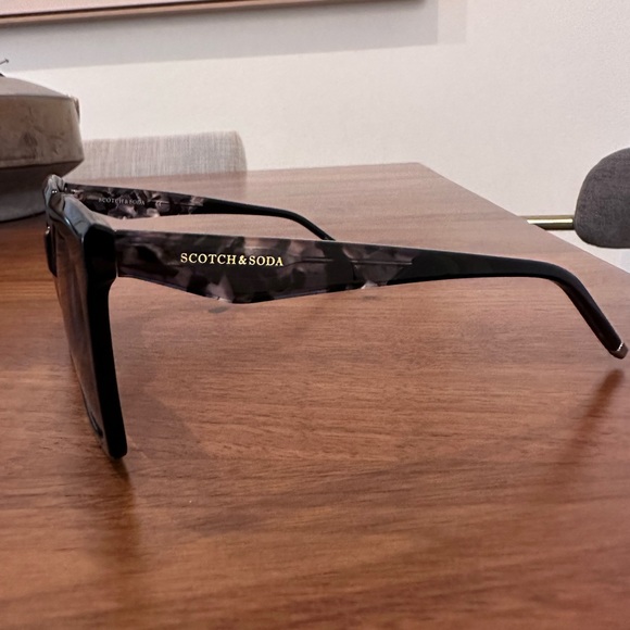 Scotch & Soda Sunglasses - Holly Oversized Sunglasses - Picture 8 of 11